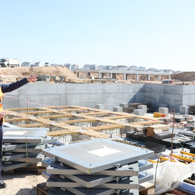Çayırova Devlet Hastanesi inşaatında deprem izolatörlerinin montajına başla...