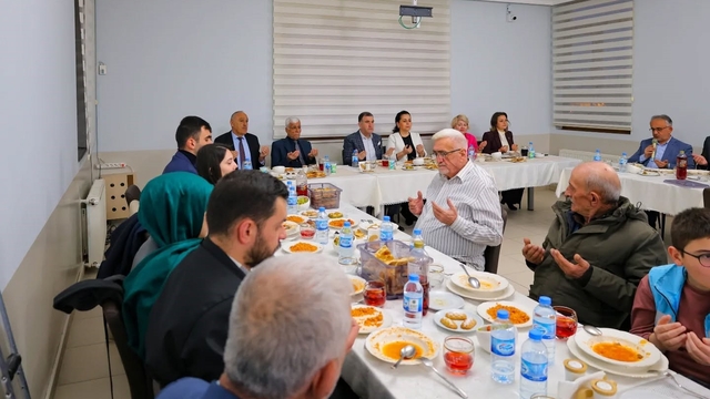Bayburt'ta huzurevi sakinleriyle gönül sofrası kuruldu
