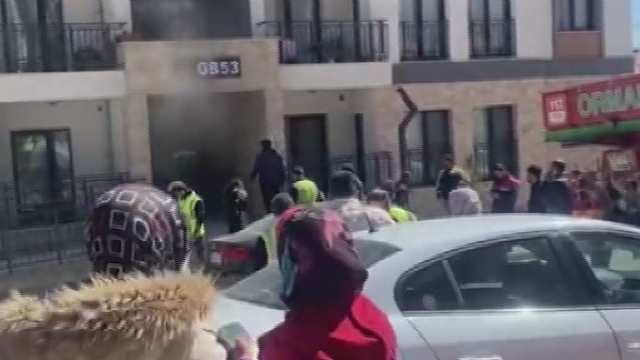 Prizden çıkan yangında apartman dairesinden alevler yükseldi