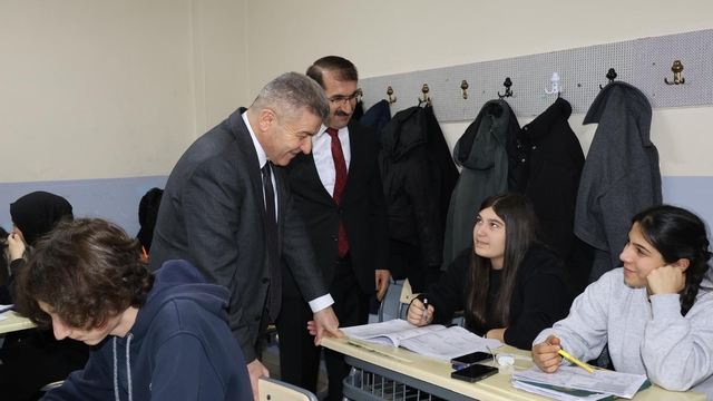 Artvin Valisi Ergün, lise öğrencileriyle iftarda buluştu