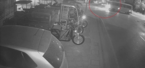 Kaza yapan otel servisi, park halindeki araçların üzerine devrildi Güvenlik kamerasına yansıyan ve 6 aracın karıştığı zincirleme kazada 2 araç kullanılamaz hale geldi