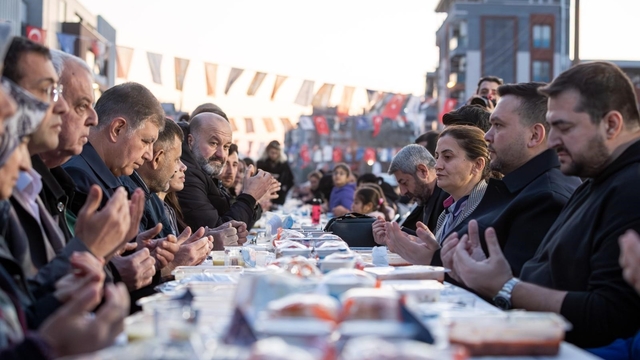 Çamdibi'nde binlerce kişilik iftar sofrası