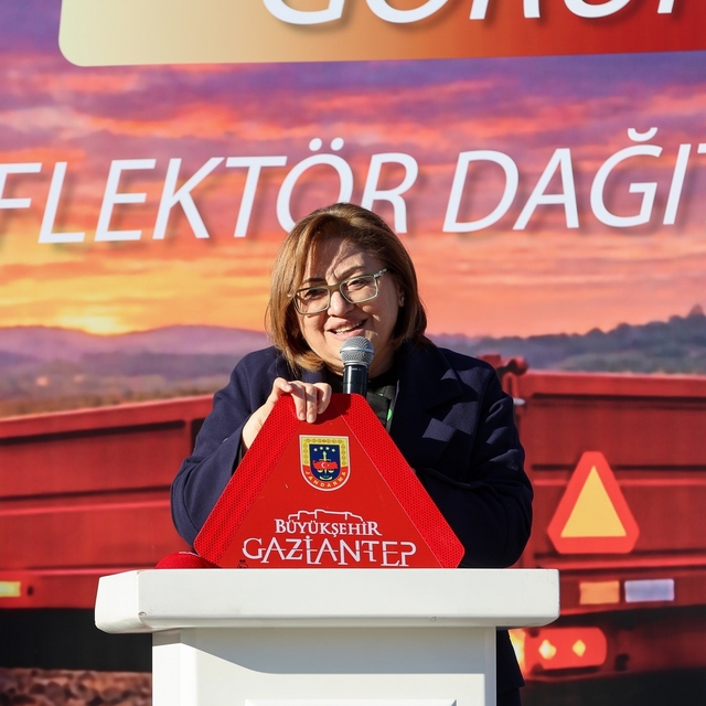 Gaziantep Büyükşehir'in "Reflektör Tak, Görünür Ol" projesinde ilk dağıtım...