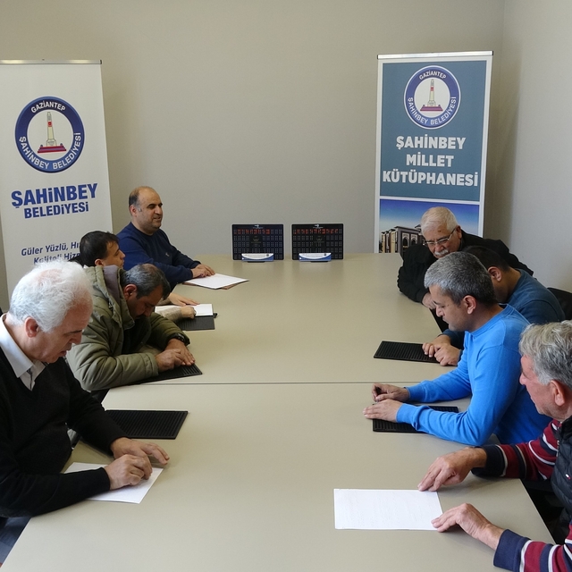 Görme engeliler Braille alfabesi öğreniyor