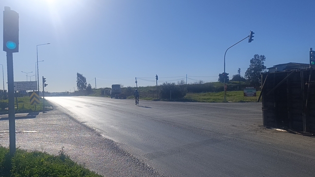 Antalya'da muz yüklü kamyonun kasası yola savruldu