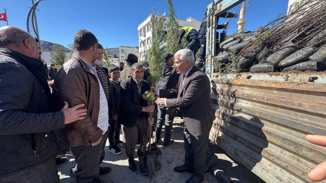 Çermik'te çiftçilere 10 bin adet fidan