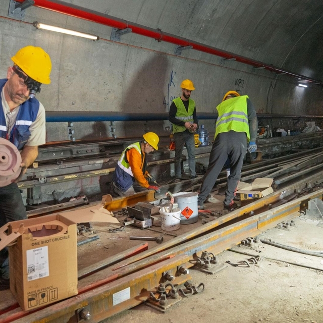 Bornova'da metro hattında raylar yenileniyor