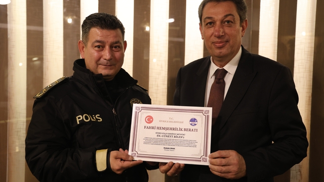 Sivrice Emniyet Müdürü Bilen'e fahri hemşerilik ve üstün başarı belgesi