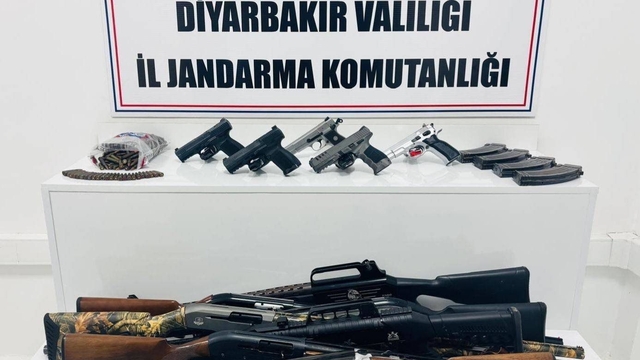 Diyarbakır'da jandarma operasyonlarında çok sayıda silah ve aparatı ele geçirildi