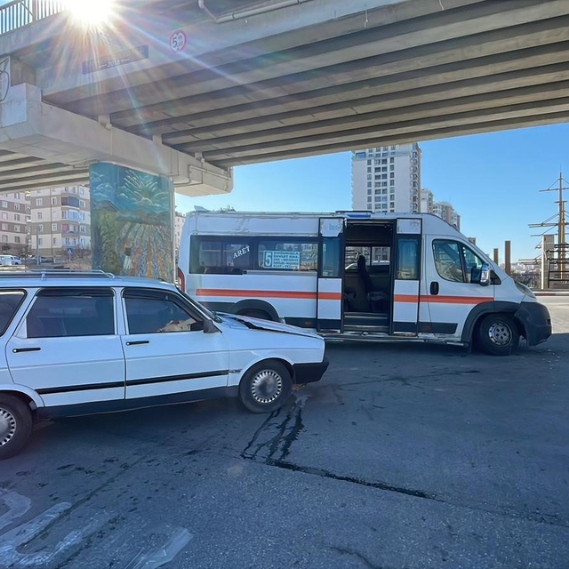 Karaman'da yolcu minibüsü ile otomobil çarpıştı: 2 yaralı