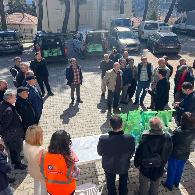 Antalya Büyükşehir Belediyesi'nden üreticilere bordo bulamacı desteği