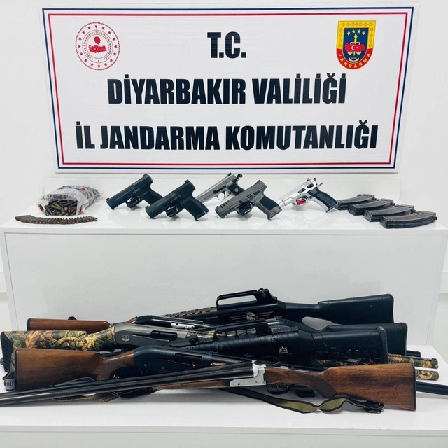 Diyarbakır'da jandarma operasyonlarında çok sayıda silah ve aparatı ele geç...