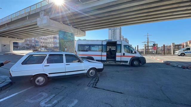 Karaman'da yolcu minibüsü ile otomobil çarpıştı: 2 yaralı