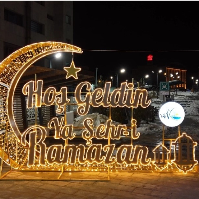 Van'da Ramazan ışıltısı: Kent meydanları görsel şölene dönüştü