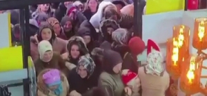 Mağaza açılışında indirim izdihamında birbirini ezdiler
