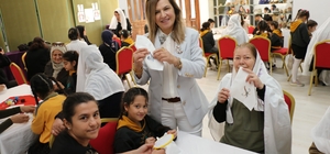 Nineler ve torunları mendil geleneğinde buluştu: Ellerini öptükleri ninelerinin sardığı mendillerden hediyelerini aldılar Bayram geleneği yaşatıldı, torunlar el öperek hediyelerini aldı Gelecek ile gelenek arasında köprü kuran etkinlikte eski bayram günleri tekrar yaşatıldı