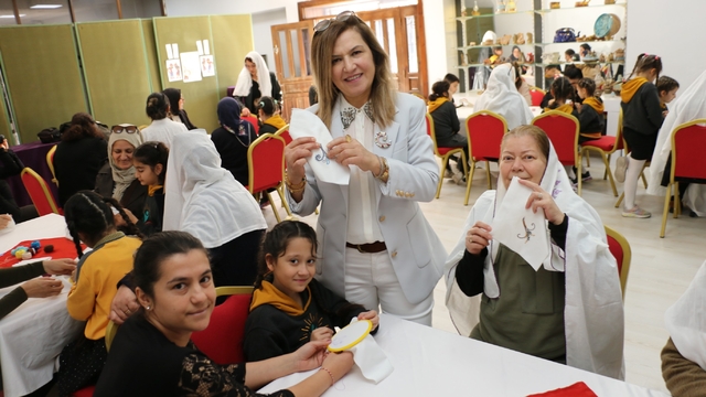 Nineler ve torunları mendil geleneğinde buluştu: Ellerini öptükleri ninelerinin sardığı mendillerden hediyelerini aldılar
Bayram geleneği yaşatıldı, torunlar el öperek hediyelerini aldı
Gelecek ile gelenek arasında köprü kuran etkinlikte eski bayram günleri tekrar yaşatıldı
