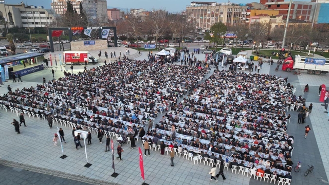 Manisa Büyükşehir'in 'İftar Sofrası' Salihli'de kuruldu