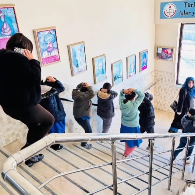 Yunak'taki okullarda deprem tahliye tatbikatı gerçekleştirildi