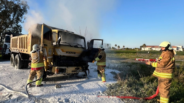Arsuz'da kamyonet alevlere teslim oldu