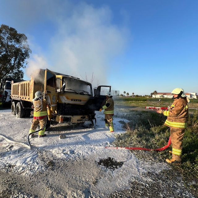 Arsuz'da kamyonet alevlere teslim oldu