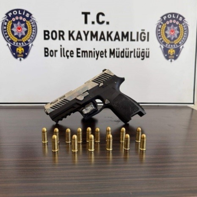 Niğde Bor'da silah ve çalıntı motosiklet ele geçirildi