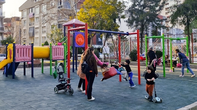 Efeler'in parkları yenileniyor