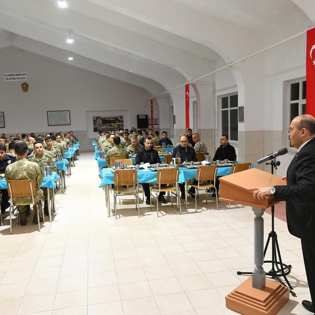 Vali Ustaoğlu Mehmetçikle iftarda buluştu