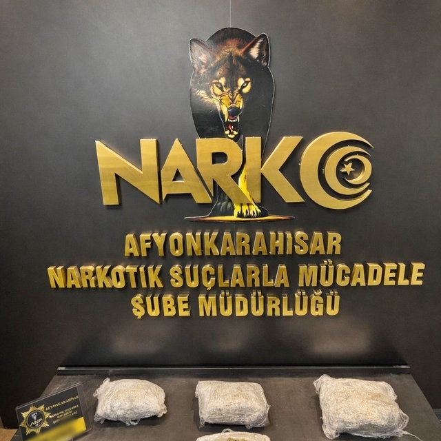 Aracın tamponuna zulalanmış uyuşturucu böyle bulundu