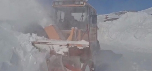 Kars’ta 3 metrelik karla ekiplerin zorlu mücadelesi