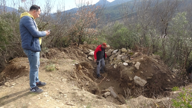 Roma dönemine ait kalıntıların bulunduğu bölge defineciler tarafından tahrip edildi
Sit alanı ilan edilen bölgedeki Roma kalıntıları gün yüzüne çıkartılmayı bekliyor