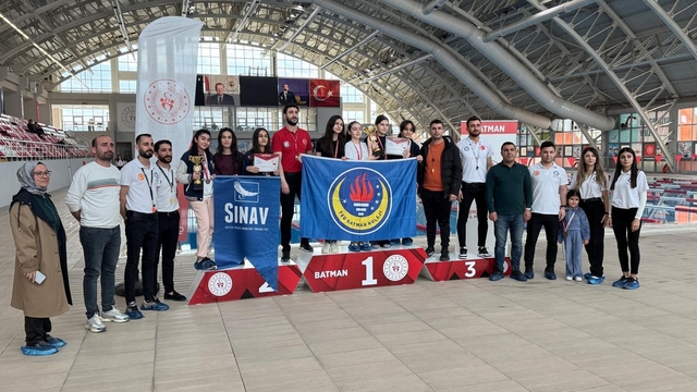 Batman'da yüzme yıldızları sahne aldı