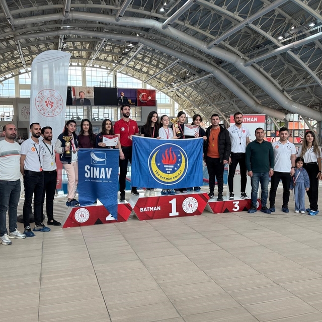 Batman'da yüzme yıldızları sahne aldı