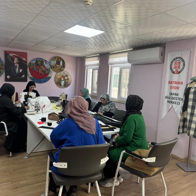 Batman'da kadınlar ilmek ilmek geleceği dokuyor