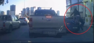 Tartıştıkları kişinin otomobiline sopa ve sandalyelerle zarar verdiler