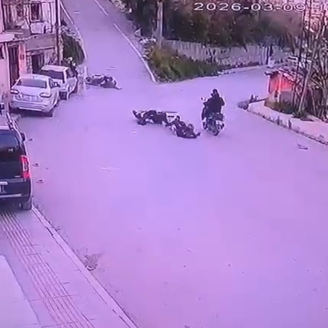 Motosikletler çarpıştı; 3 yaralı