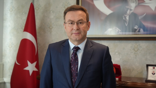 Cumhurbaşkanı Erdoğan'dan ödül alan Kaymakam Demirelli: "İdareci mazeret üretmez, imkansızlıklar içinde başarır"
"Yılın İdarecisi" seçilen Derince Kaymakamı Demirelli, "Ebeveyn Atölyeleri"ni anlattı
"Sosyal medyadan belki bir yere kadar tanınabilirsiniz ama bunun arkasını hizmetle dolduramazsanız kalıcı olamazsınız. Şeffaf, doğal ve samimi olmak gerekiyor"