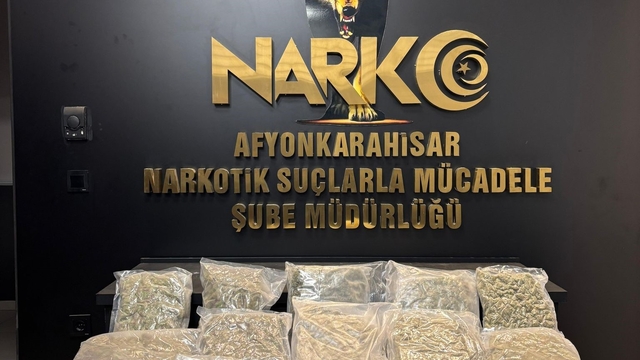 Polis kolilerle taşınan 9 kilogram uyuşturucu madde ele geçirdi