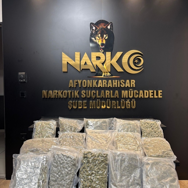 Polis kolilerle taşınan 9 kilogram uyuşturucu madde ele geçirdi