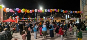 Teravih sonrası cami avlusunda çocuk şenliği düzenlendi