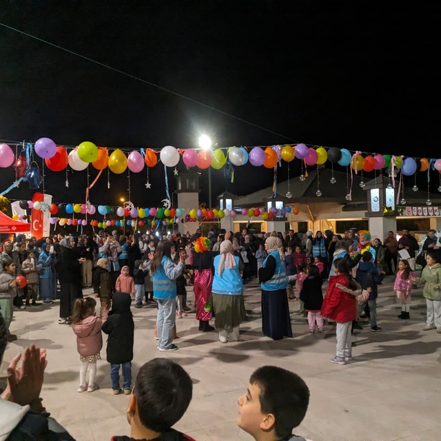Teravih sonrası cami avlusunda çocuk şenliği düzenlendi