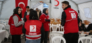 Türk Kızılayı gönüllüleri iftar çadırında görev alıyor