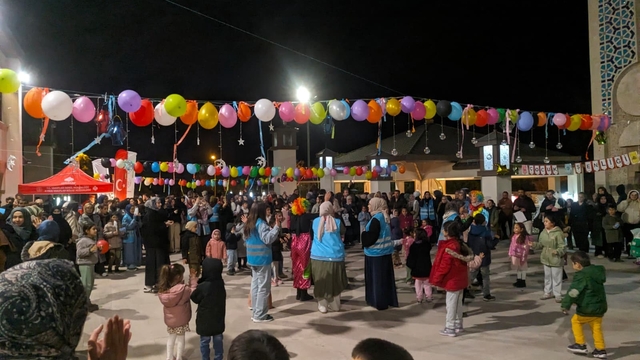 Teravih sonrası cami avlusunda çocuk şenliği düzenlendi