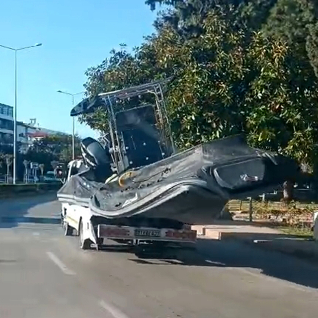 14 kaçak göçmenin öldüğü bot kıyıya çıkarılıp yediemin deposuna konuldu