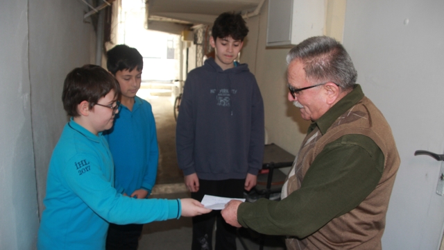 İhtiyaç sahipleri için harçlıklarını biriktiren öğrenciler duygulandırdı
Ordu Anadolu İmam Hatip Lisesi öğrencileri harçlıklarından 18 bin TL biriktirip ihtiyaç sahiplerine ulaştırdı
İhtiyaç sahipleri: "Hep kötü şeyler duyuyoruz, öğrenciler güzel şeyler de yapıyor, Allah onlardan razı olsun"