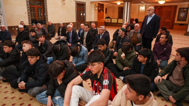 Rize'de öğrenciler cemaati az olan camilerde teravih namazında buluşuyor