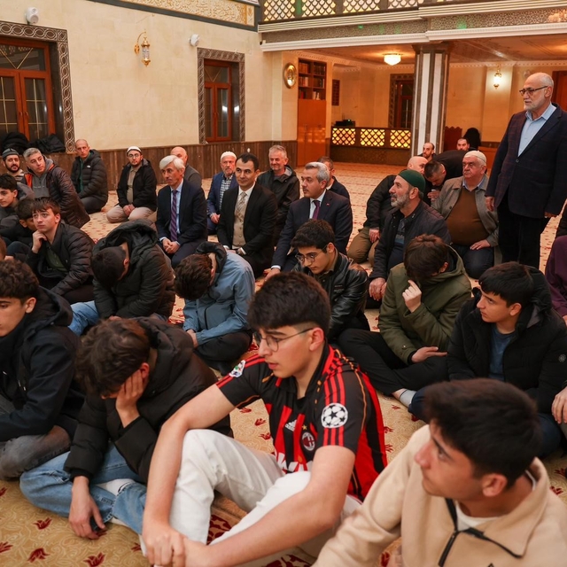 Rize'de öğrenciler cemaati az olan camilerde teravih namazında buluşuyor