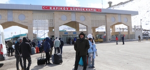 İranlılar Türkiye sınırında barış mesajları verdi