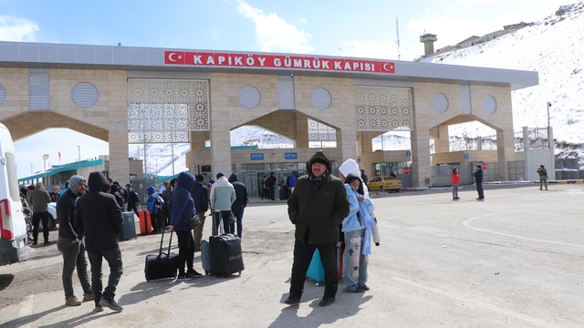 İranlılar Türkiye sınırında barış mesajları verdi