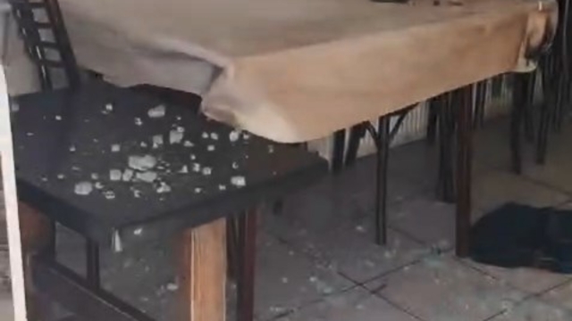 Evde yangın çıkardı, ailesinin çay ocağına balyozla zarar verdi